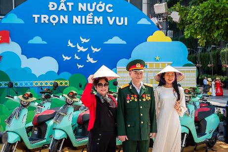 Triển lãm “50 Hành trình - Một Tương lai Xanh”: 50 xe máy điện VinFast độc bản kể về cội nguồn và hành trình vươn mình của Việt Nam- Ảnh 12. Triển lãm “50 Hành trình - Một Tương lai Xanh”: 50 xe máy điện VinFast độc bản kể về cội nguồn và hành trình vươn mình của Việt Nam- Ảnh 12.