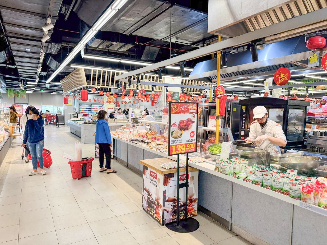 Tưng bừng đón sinh nhật LOTTE Mart Gò Vấp với hàng loạt ưu đãi độc quyền- Ảnh 2. A store with people in it AI-generated content may be incorrect.