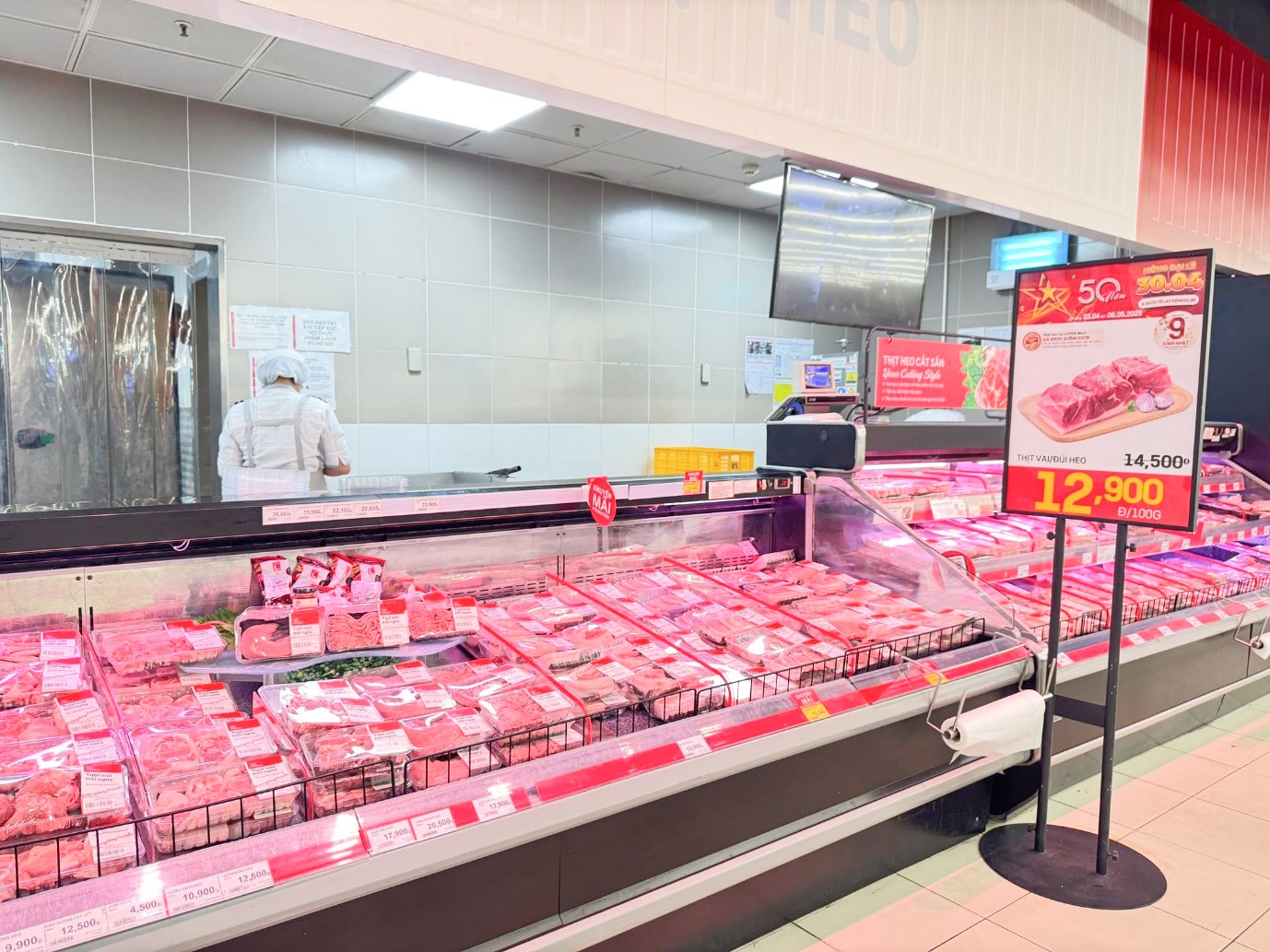Tưng bừng đón sinh nhật LOTTE Mart Gò Vấp với hàng loạt ưu đãi độc quyền- Ảnh 4. A meat section in a store AI-generated content may be incorrect.