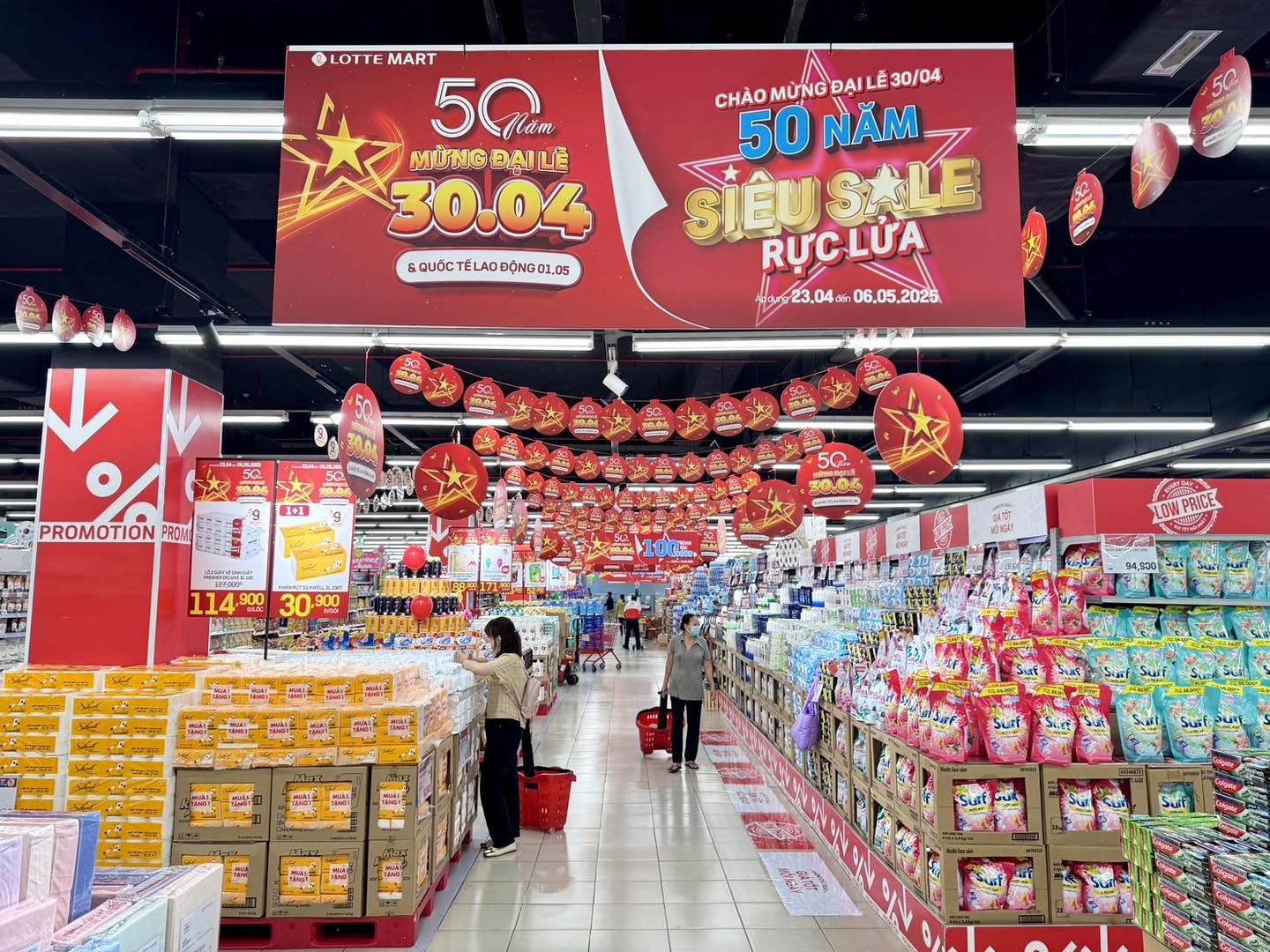 Tưng bừng đón sinh nhật LOTTE Mart Gò Vấp với hàng loạt ưu đãi độc quyền- Ảnh 5. A store with lots of items AI-generated content may be incorrect.