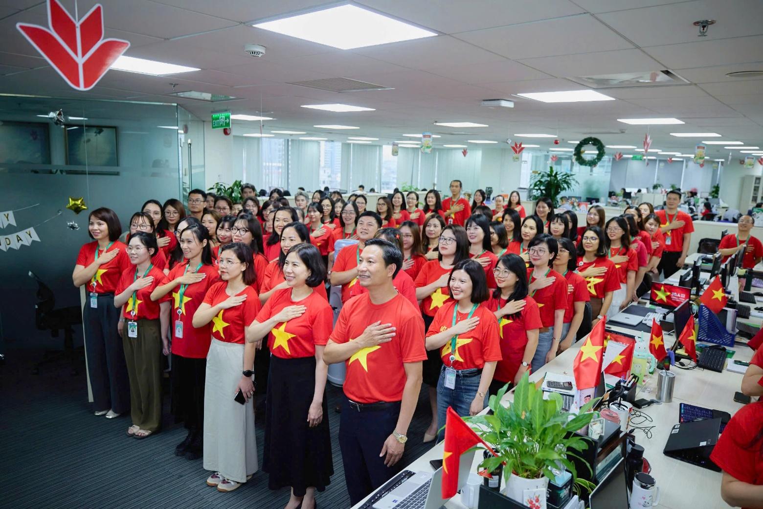 Hàng ngàn VPBanker cùng hòa nhịp quốc ca, phủ đỏ văn phòng bằng áo cờ Tổ quốc- Ảnh 2. Hàng ngàn VPBanker cùng hòa nhịp quốc ca, phủ đỏ văn phòng bằng áo cờ Tổ quốc- Ảnh 2.