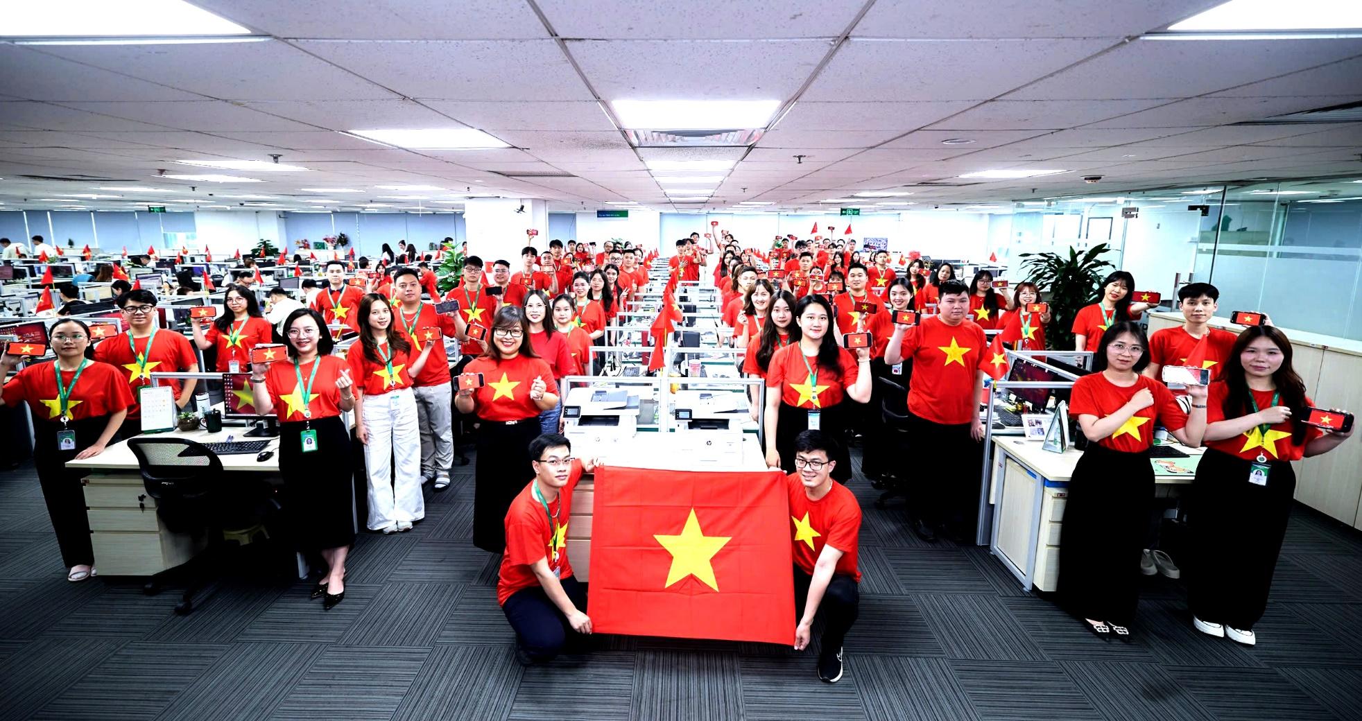 Hàng ngàn VPBanker cùng hòa nhịp quốc ca, phủ đỏ văn phòng bằng áo cờ Tổ quốc- Ảnh 3. Hàng ngàn VPBanker cùng hòa nhịp quốc ca, phủ đỏ văn phòng bằng áo cờ Tổ quốc- Ảnh 3.