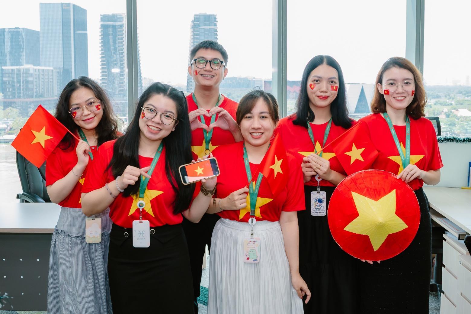 Hàng ngàn VPBanker cùng hòa nhịp quốc ca, phủ đỏ văn phòng bằng áo cờ Tổ quốc- Ảnh 4. Hàng ngàn VPBanker cùng hòa nhịp quốc ca, phủ đỏ văn phòng bằng áo cờ Tổ quốc- Ảnh 4.