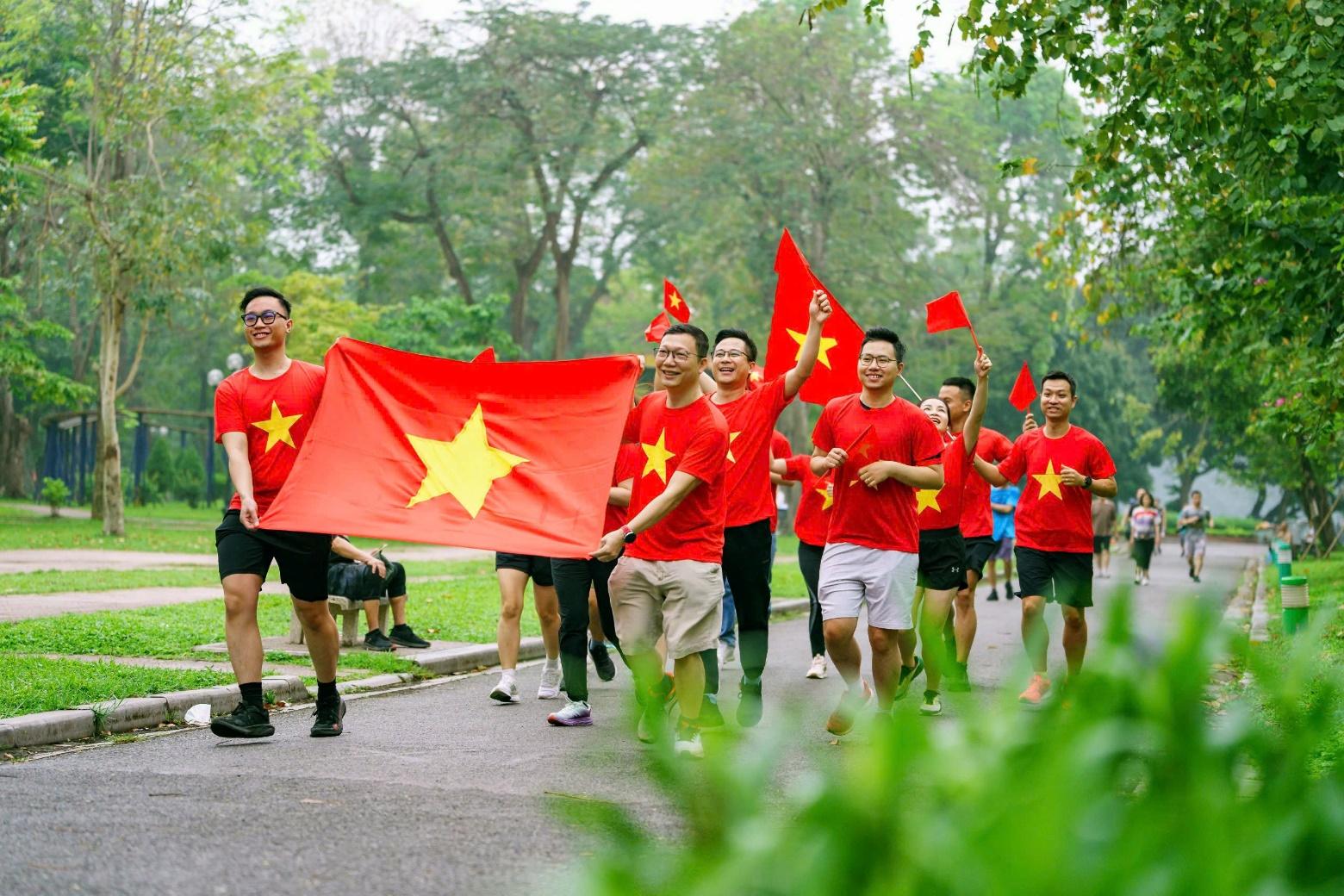 Hàng ngàn VPBanker cùng hòa nhịp quốc ca, phủ đỏ văn phòng bằng áo cờ Tổ quốc- Ảnh 5. Hàng ngàn VPBanker cùng hòa nhịp quốc ca, phủ đỏ văn phòng bằng áo cờ Tổ quốc- Ảnh 5.