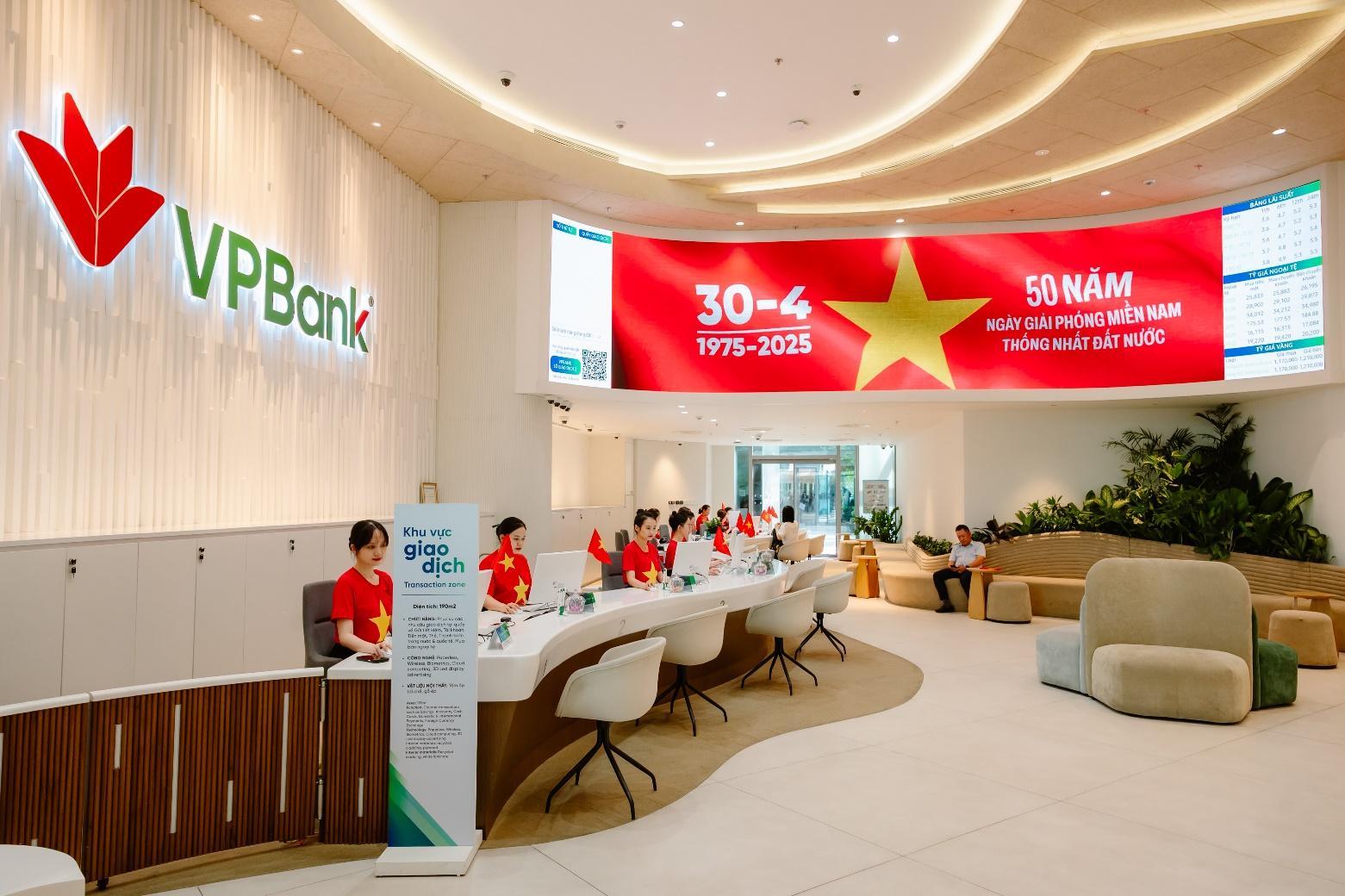 Hàng ngàn VPBanker cùng hòa nhịp quốc ca, phủ đỏ văn phòng bằng áo cờ Tổ quốc- Ảnh 6. Hàng ngàn VPBanker cùng hòa nhịp quốc ca, phủ đỏ văn phòng bằng áo cờ Tổ quốc- Ảnh 6.