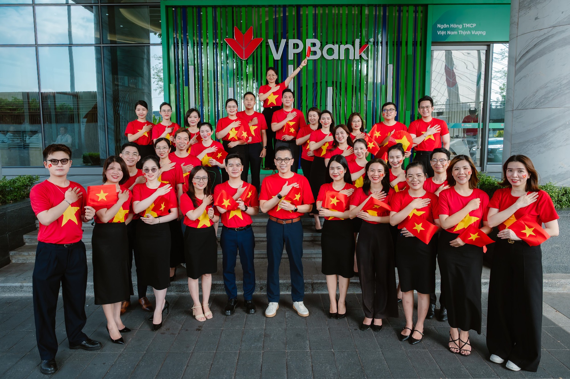 Hàng ngàn VPBanker cùng hòa nhịp quốc ca, phủ đỏ văn phòng bằng áo cờ Tổ quốc- Ảnh 8. Hàng ngàn VPBanker cùng hòa nhịp quốc ca, phủ đỏ văn phòng bằng áo cờ Tổ quốc- Ảnh 8.