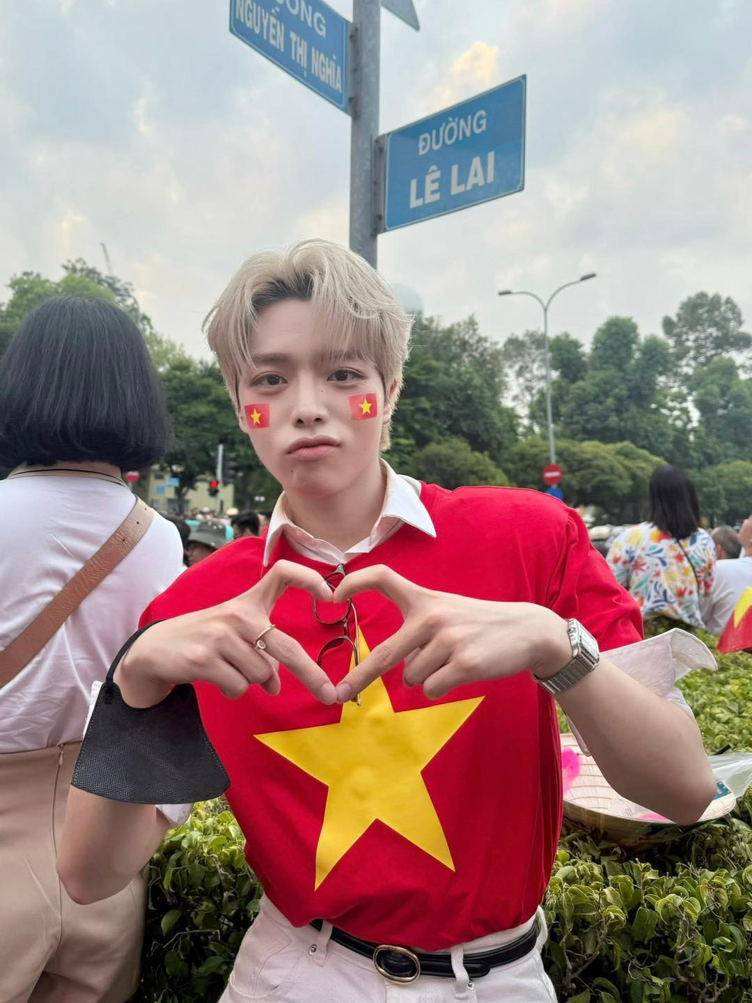 Sao Việt rạng rỡ tại Lễ diễu hành 30/4: Vợ chồng Cường Đô La có mặt từ 4h sáng, Hòa Minzy cùng con trai làm việc cực ý nghĩa- Ảnh 10. Sao Việt rạng rỡ tại Lễ diễu hành 30/4: Vợ chồng Cường Đô La có mặt từ 4h sáng, Hòa Minzy cùng con trai làm việc cực ý nghĩa- Ảnh 10.