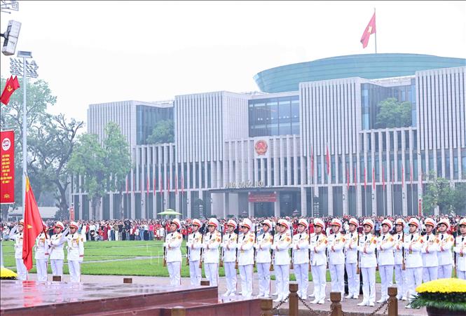 Chùm ảnh: Lễ chào cờ đặc biệt chào mừng 50 năm thống nhất đất nước tại Quảng trường Ba Đình- Ảnh 4.