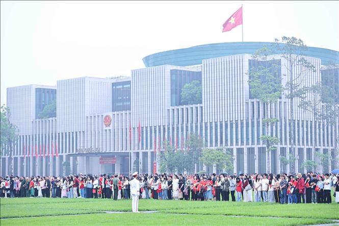 Chùm ảnh: Lễ chào cờ đặc biệt chào mừng 50 năm thống nhất đất nước tại Quảng trường Ba Đình- Ảnh 5.
