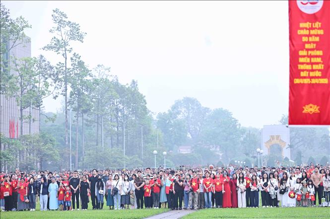 Chùm ảnh: Lễ chào cờ đặc biệt chào mừng 50 năm thống nhất đất nước tại Quảng trường Ba Đình- Ảnh 6.