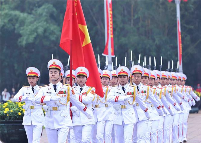 Chùm ảnh: Lễ chào cờ đặc biệt chào mừng 50 năm thống nhất đất nước tại Quảng trường Ba Đình- Ảnh 2.