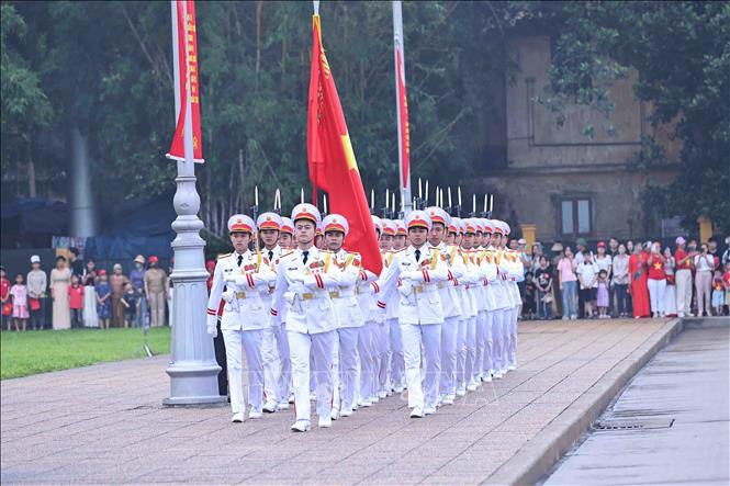 Chùm ảnh: Lễ chào cờ đặc biệt chào mừng 50 năm thống nhất đất nước tại Quảng trường Ba Đình- Ảnh 1.