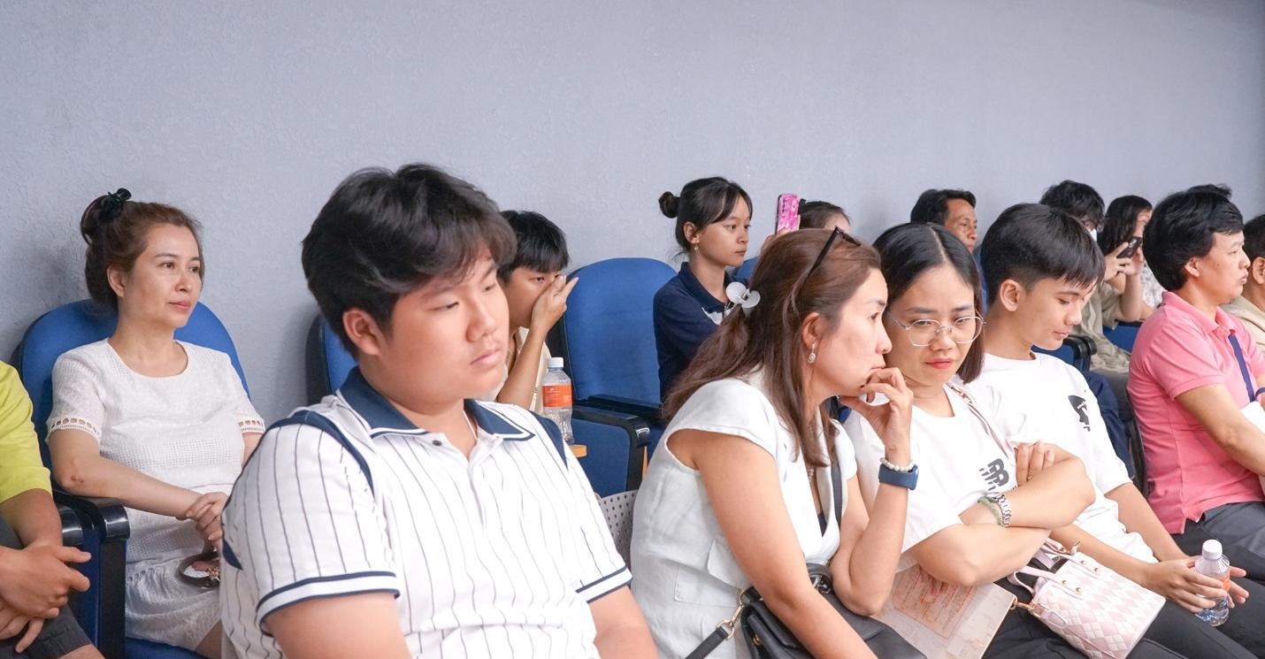 Rối não chọn ngành, sĩ tử 2k7 "cầu cứu" podcourse để hiểu nghề từ A-Z- Ảnh 2. Rối não chọn ngành, sĩ tử 2k7 "cầu cứu" podcourse để hiểu nghề từ A-Z- Ảnh 2.