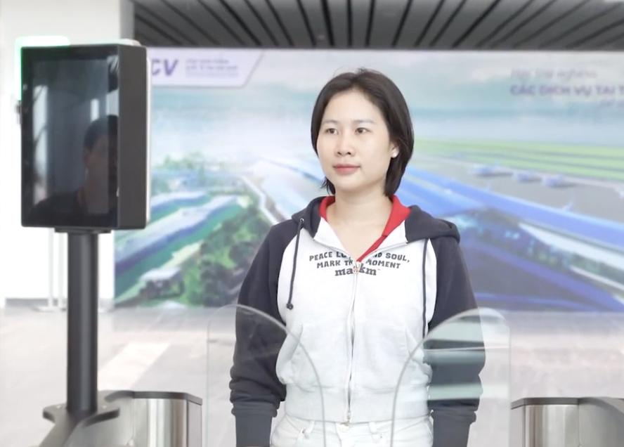 Trải nghiệm làm thủ tục bay dễ dàng bằng sinh trắc học trên VNeID tại Nội Bài- Ảnh 2. Trải nghiệm làm thủ tục bay dễ dàng bằng sinh trắc học trên VNeID tại Nội Bài- Ảnh 2.