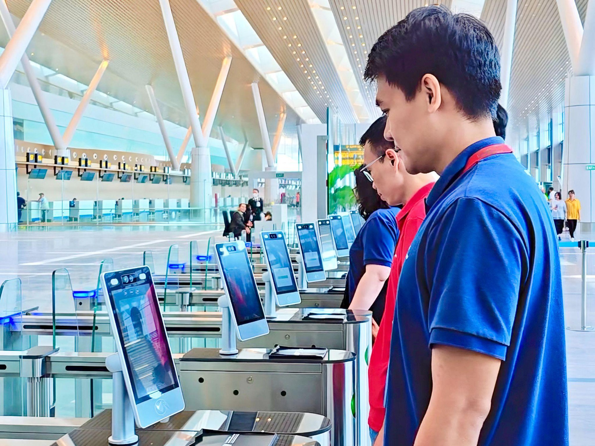 Trải nghiệm làm thủ tục bay dễ dàng bằng sinh trắc học trên VNeID tại Nội Bài- Ảnh 5. Trải nghiệm làm thủ tục bay dễ dàng bằng sinh trắc học trên VNeID tại Nội Bài- Ảnh 5.
