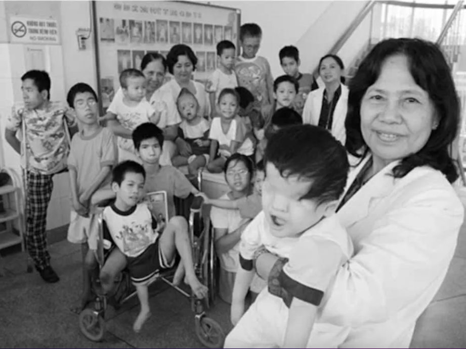 GS.BS Nguyễn Thị Ngọc Phượng: Người phụ nữ 2 lần từ chối sang Pháp để ở lại chữa lành vết thương chiến tranh và mở lối cho IVF Việt Nam- Ảnh 10. GS.BS Nguyễn Thị Ngọc Phượng: Người phụ nữ 2 lần từ chối sang Pháp để ở lại chữa lành vết thương chiến tranh và mở lối cho IVF Việt Nam- Ảnh 10.