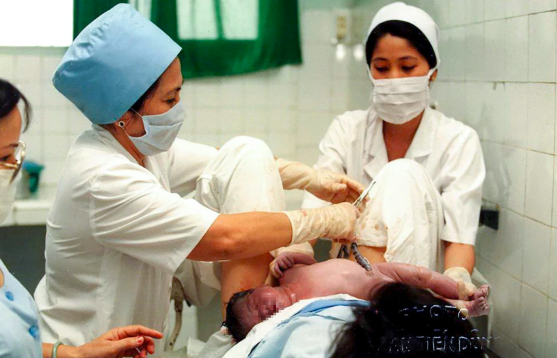 GS.BS Nguyễn Thị Ngọc Phượng: Người phụ nữ 2 lần từ chối sang Pháp để ở lại chữa lành vết thương chiến tranh và mở lối cho IVF Việt Nam- Ảnh 6. GS.BS Nguyễn Thị Ngọc Phượng: Người phụ nữ 2 lần từ chối sang Pháp để ở lại chữa lành vết thương chiến tranh và mở lối cho IVF Việt Nam- Ảnh 6.
