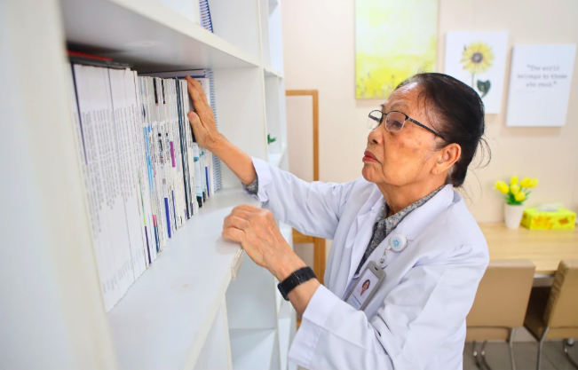 GS.BS Nguyễn Thị Ngọc Phượng: Người phụ nữ 2 lần từ chối sang Pháp để ở lại chữa lành vết thương chiến tranh và mở lối cho IVF Việt Nam- Ảnh 1. GS.BS Nguyễn Thị Ngọc Phượng: Người phụ nữ 2 lần từ chối sang Pháp để ở lại chữa lành vết thương chiến tranh và mở lối cho IVF Việt Nam- Ảnh 1.