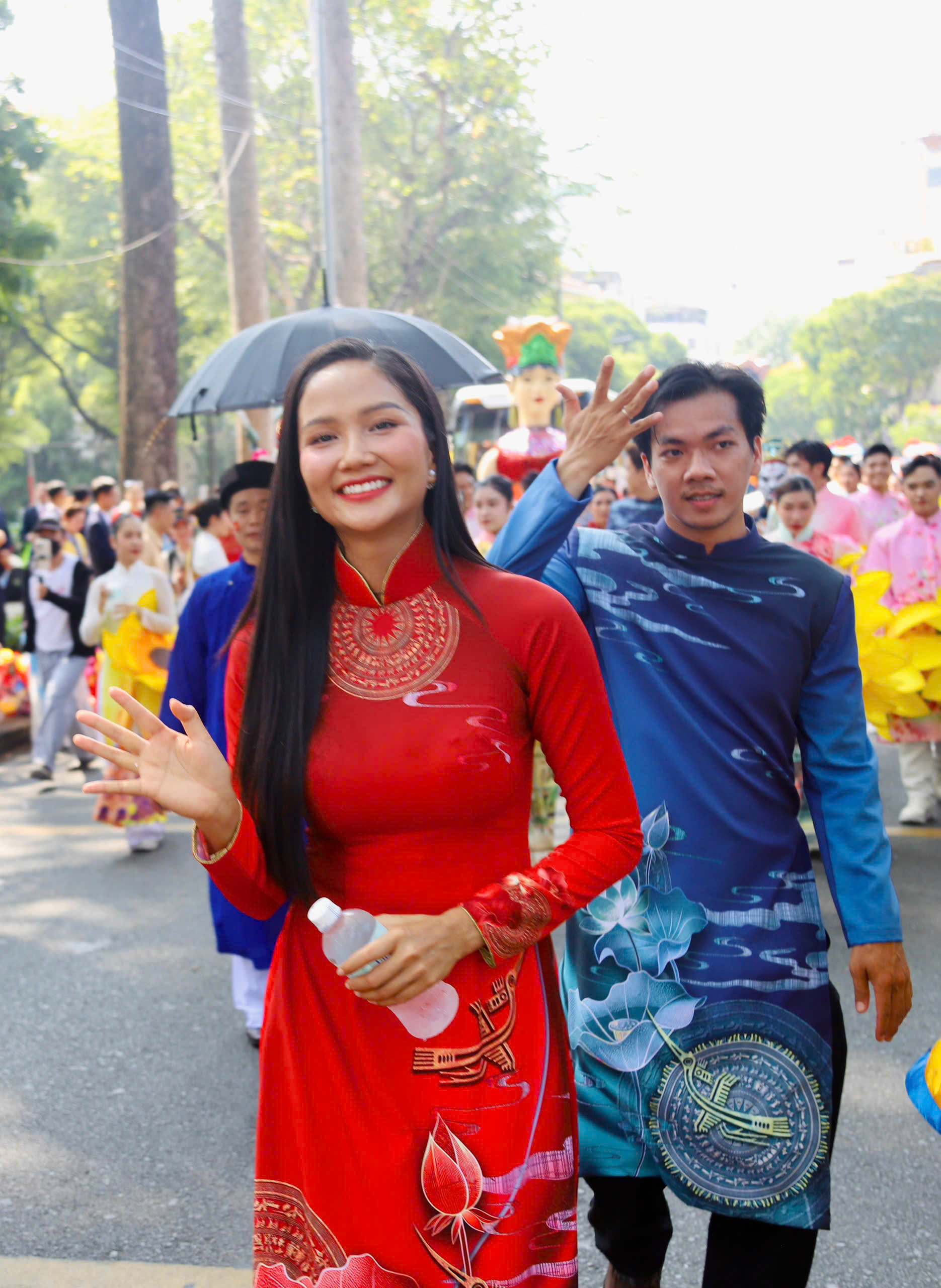 Sao Việt rạng rỡ tại Lễ diễu hành 30/4: Vợ chồng Cường Đô La có mặt từ 4h sáng, Hòa Minzy cùng con trai làm việc cực ý nghĩa- Ảnh 4. Sao Việt rạng rỡ tại Lễ diễu hành 30/4: Vợ chồng Cường Đô La có mặt từ 4h sáng, Hòa Minzy cùng con trai làm việc cực ý nghĩa- Ảnh 4.