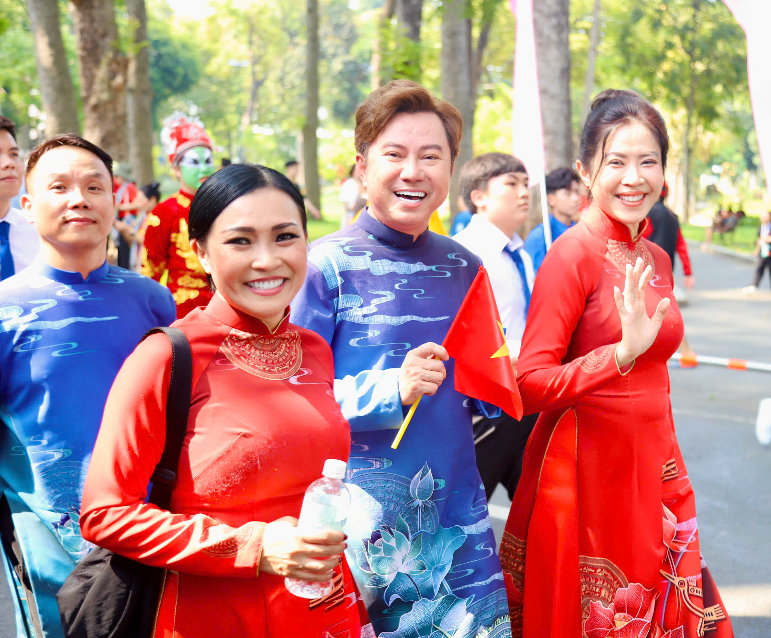Sao Việt rạng rỡ tại Lễ diễu hành 30/4: Vợ chồng Cường Đô La có mặt từ 4h sáng, Hòa Minzy cùng con trai làm việc cực ý nghĩa- Ảnh 2. Sao Việt rạng rỡ tại Lễ diễu hành 30/4: Vợ chồng Cường Đô La có mặt từ 4h sáng, Hòa Minzy cùng con trai làm việc cực ý nghĩa- Ảnh 2.