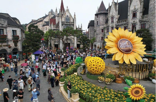 Sun World Ba Na Hills đón lượng khách kỷ lục trong lịch sử 16 năm- Ảnh 1. Sun World Ba Na Hills đón lượng khách kỷ lục trong lịch sử 16 năm- Ảnh 1.