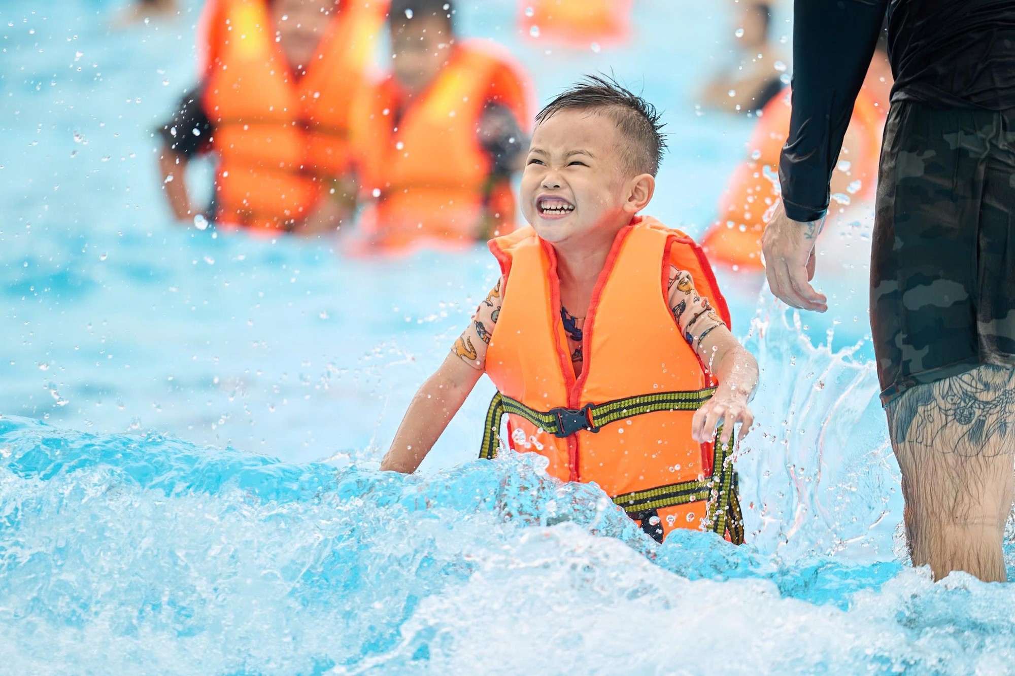 Công viên nước Sun World Ha Nam sôi động ngày mở cửa với hàng ngàn lượt khách- Ảnh 7. Công viên nước Sun World Ha Nam sôi động ngày mở cửa với hàng ngàn lượt khách- Ảnh 7.