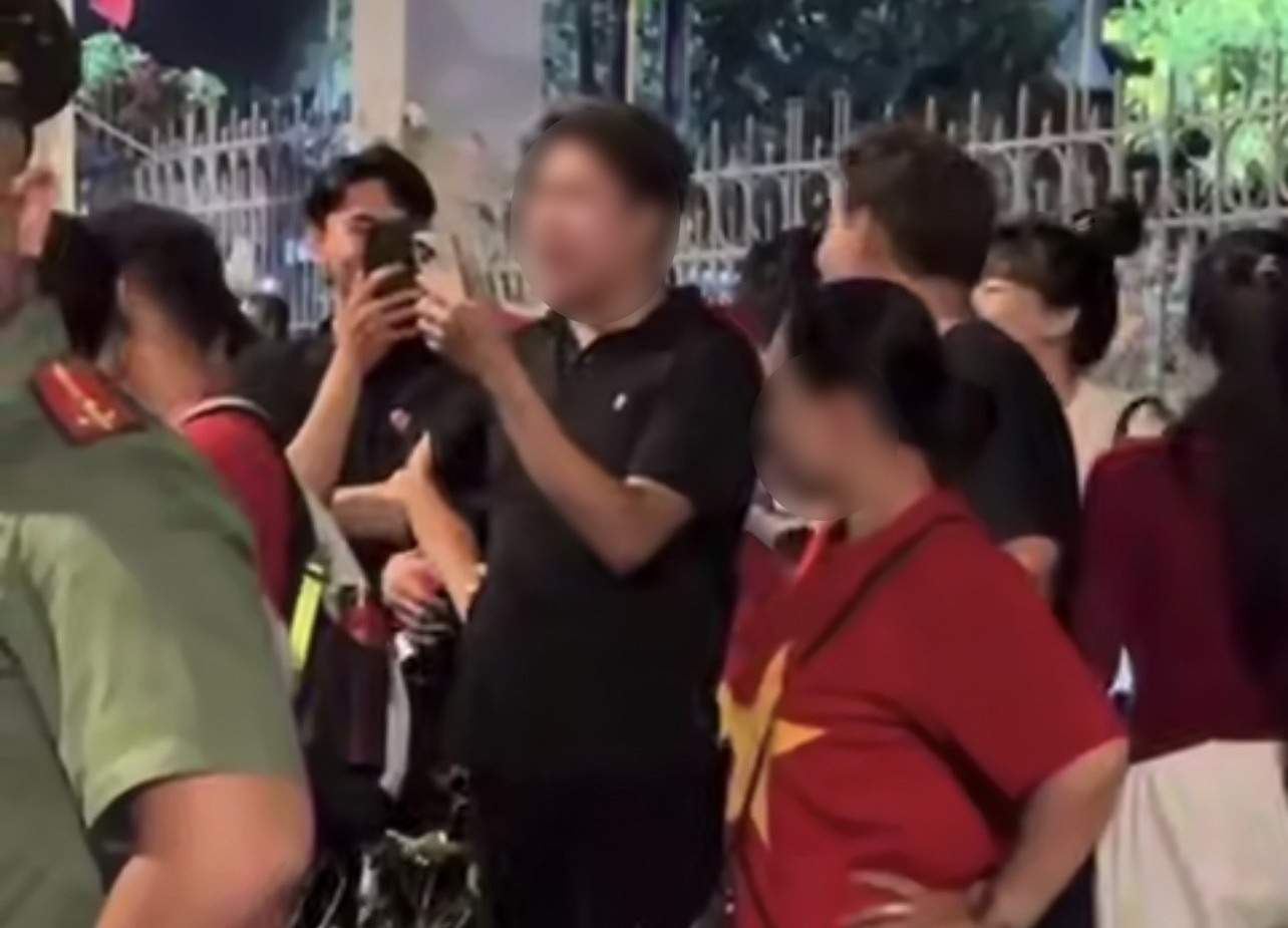 Nam sinh viên vô lễ với cựu chiến binh khi đi xem diễu binh, diễu hành, Trường ĐH Văn Lang nói gì?- Ảnh 1. Nam sinh viên vô lễ với cựu chiến binh khi đi xem diễu binh, diễu hành, Trường ĐH Văn Lang nói gì?- Ảnh 1.