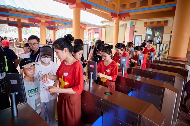 Công viên nước Sun World Ha Nam sôi động ngày mở cửa với hàng ngàn lượt khách- Ảnh 1. Công viên nước Sun World Ha Nam sôi động ngày mở cửa với hàng ngàn lượt khách- Ảnh 1.