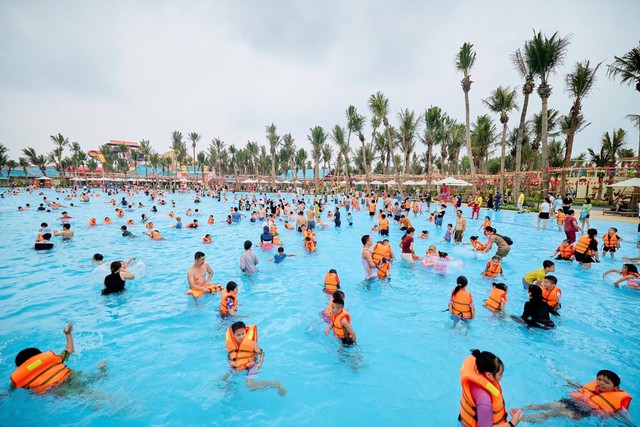 Công viên nước Sun World Ha Nam sôi động ngày mở cửa với hàng ngàn lượt khách- Ảnh 2. Công viên nước Sun World Ha Nam sôi động ngày mở cửa với hàng ngàn lượt khách- Ảnh 2.