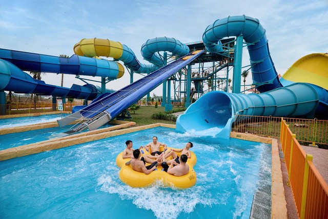Công viên nước Sun World Ha Nam sôi động ngày mở cửa với hàng ngàn lượt khách- Ảnh 3. Công viên nước Sun World Ha Nam sôi động ngày mở cửa với hàng ngàn lượt khách- Ảnh 3.