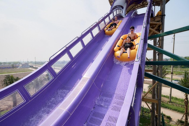 Công viên nước Sun World Ha Nam sôi động ngày mở cửa với hàng ngàn lượt khách- Ảnh 4. Công viên nước Sun World Ha Nam sôi động ngày mở cửa với hàng ngàn lượt khách- Ảnh 4.