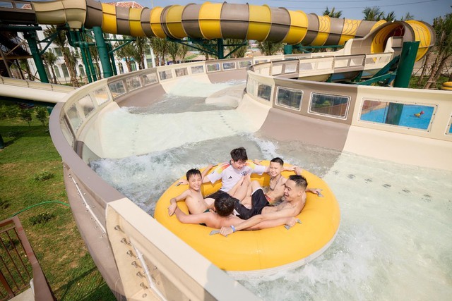 Công viên nước Sun World Ha Nam sôi động ngày mở cửa với hàng ngàn lượt khách- Ảnh 5. Công viên nước Sun World Ha Nam sôi động ngày mở cửa với hàng ngàn lượt khách- Ảnh 5.