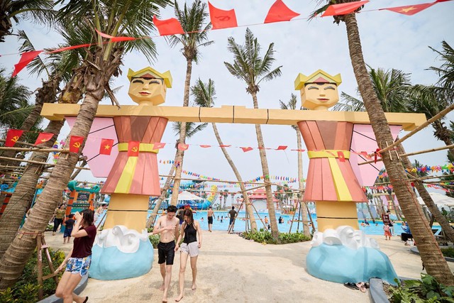 Công viên nước Sun World Ha Nam sôi động ngày mở cửa với hàng ngàn lượt khách- Ảnh 8. Công viên nước Sun World Ha Nam sôi động ngày mở cửa với hàng ngàn lượt khách- Ảnh 8.