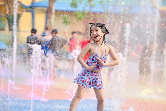 Công viên nước Sun World Ha Nam sôi động ngày mở cửa với hàng ngàn lượt khách- Ảnh 9. Công viên nước Sun World Ha Nam sôi động ngày mở cửa với hàng ngàn lượt khách- Ảnh 9.