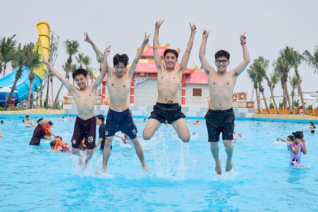 Công viên nước Sun World Ha Nam sôi động ngày mở cửa với hàng ngàn lượt khách- Ảnh 10. Công viên nước Sun World Ha Nam sôi động ngày mở cửa với hàng ngàn lượt khách- Ảnh 10.
