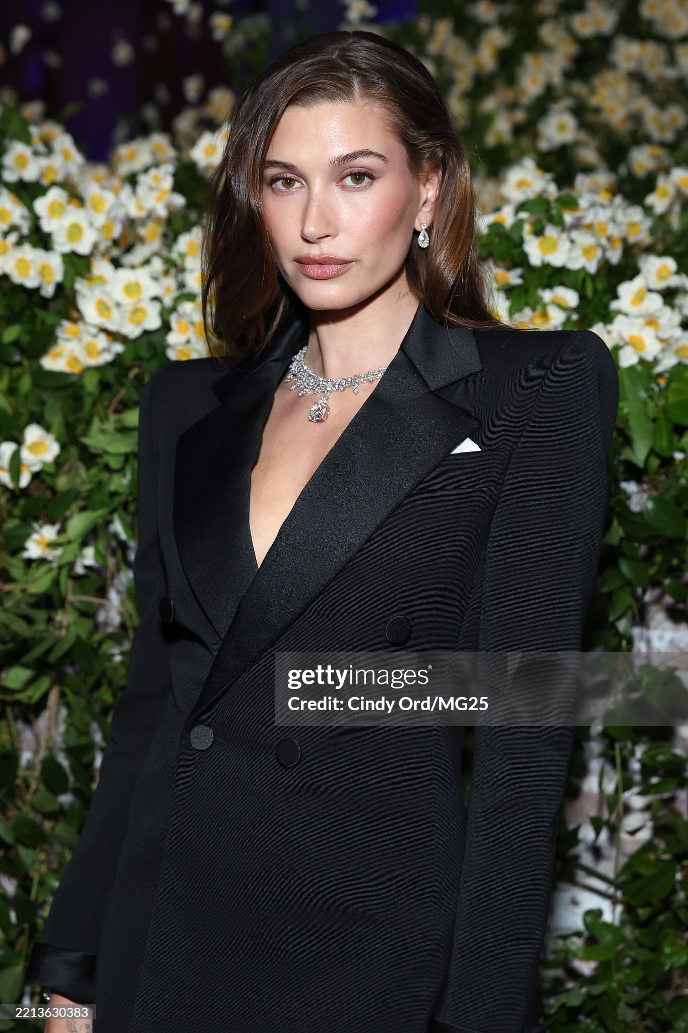 30 triệu lượt xem cách Hailey Bieber chiến thắng hung thần Getty: Hoá ra là mẹo Jennie vẫn dùng, thu nhỏ lỗ chân lông cực đỉnh!- Ảnh 4. 30 triệu lượt xem cách Hailey Bieber chiến thắng hung thần Getty: Hoá ra là mẹo Jennie vẫn dùng, thu nhỏ lỗ chân lông cực đỉnh!- Ảnh 4.
