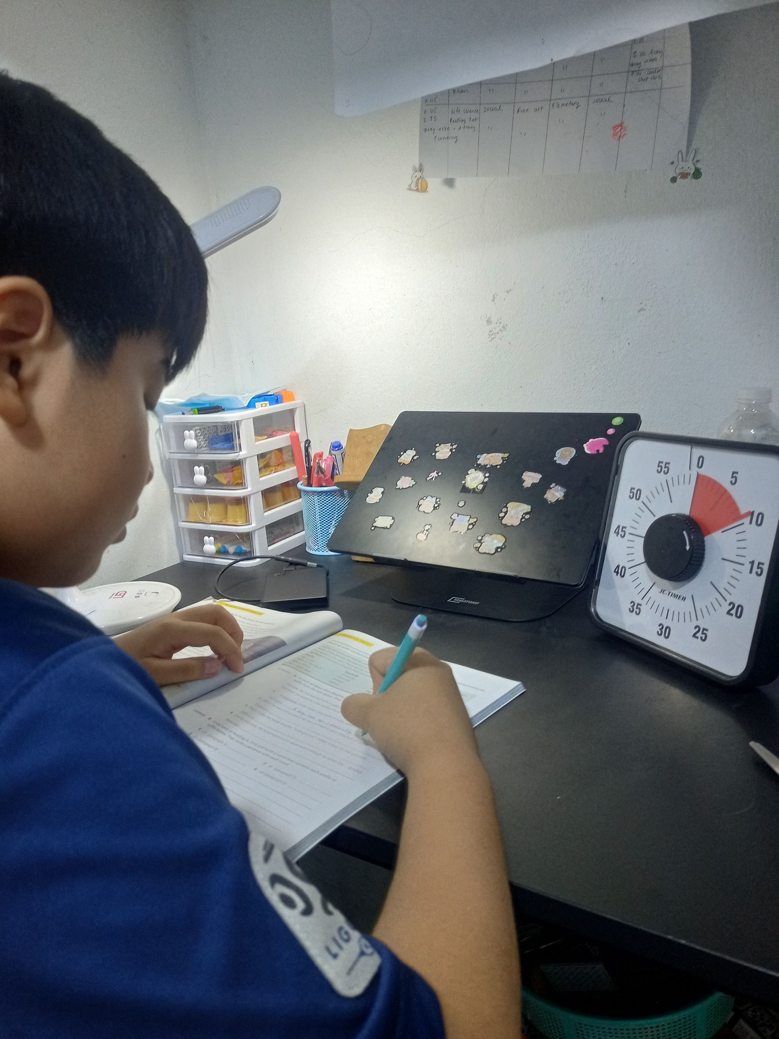 Bà mẹ ở Vĩnh Long tiết lộ chiêu "thao túng tâm lý" giúp con mê học: Con trai 10 tuổi đạt loạt thành tích đáng ngưỡng mộ- Ảnh 2.