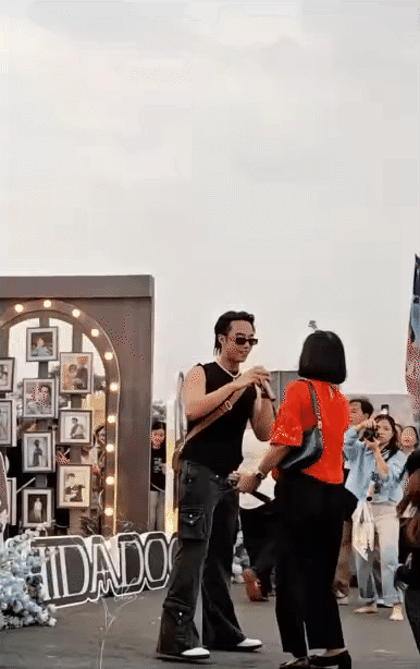 Cú sốc khi đu idol quốc nội: Nam ca sĩ Vbiz đi muộn bị mẹ mắng, lập tức "tác động vật lý" giữa hàng trăm máy quay- Ảnh 1. Cú sốc khi đu idol quốc nội: Nam ca sĩ Vbiz đi muộn bị mẹ mắng, lập tức "tác động vật lý" giữa hàng trăm máy quay- Ảnh 1.