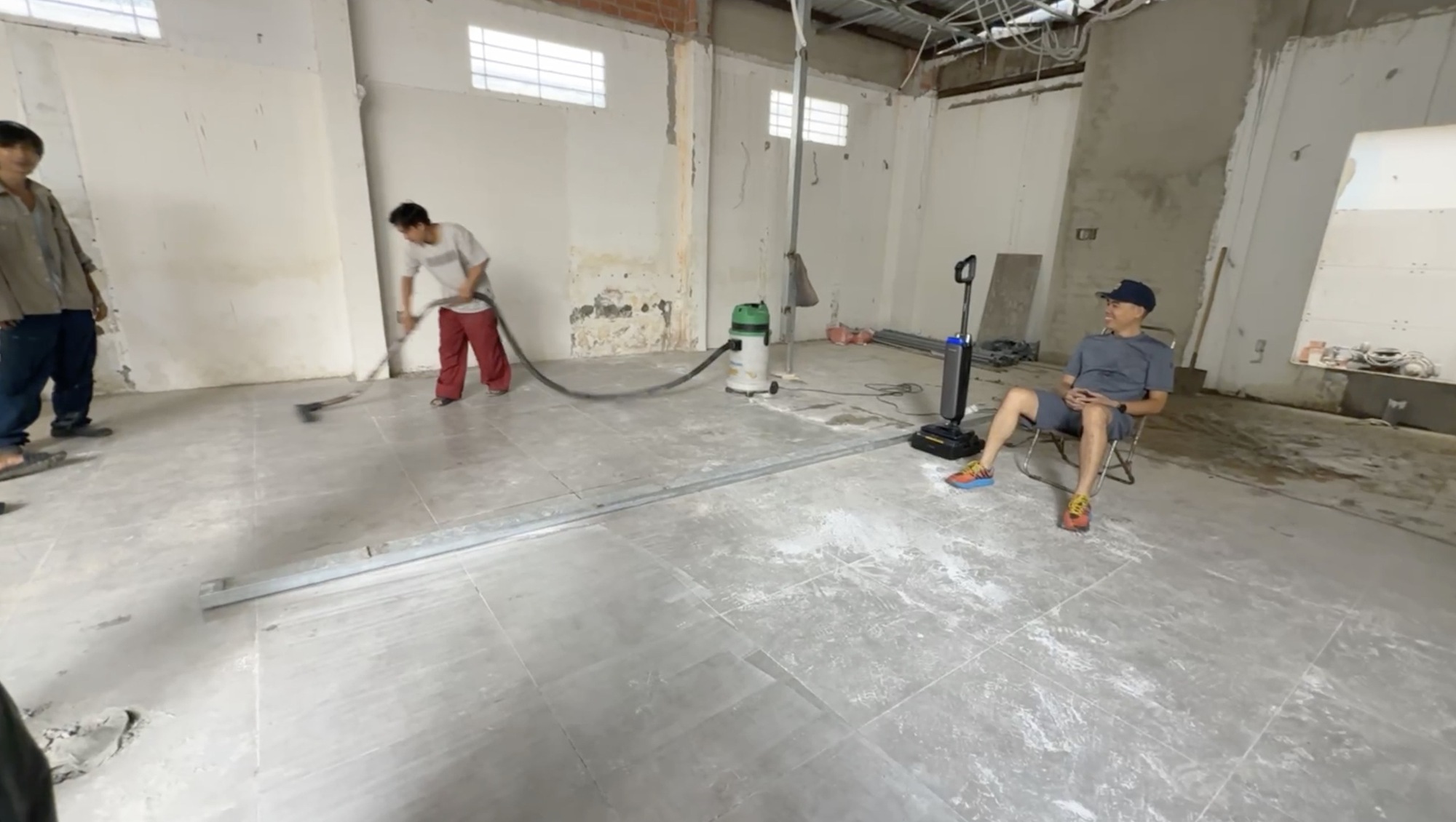 Admin Tinh Tế đem máy lau hút khô ướt ra công trường đấu với máy chuyên dụng: "Kèo" nào thắng?- Ảnh 4. Admin Tinh Tế đem máy lau hút khô ướt ra công trường đấu với máy chuyên dụng: "Kèo" nào thắng?- Ảnh 4.