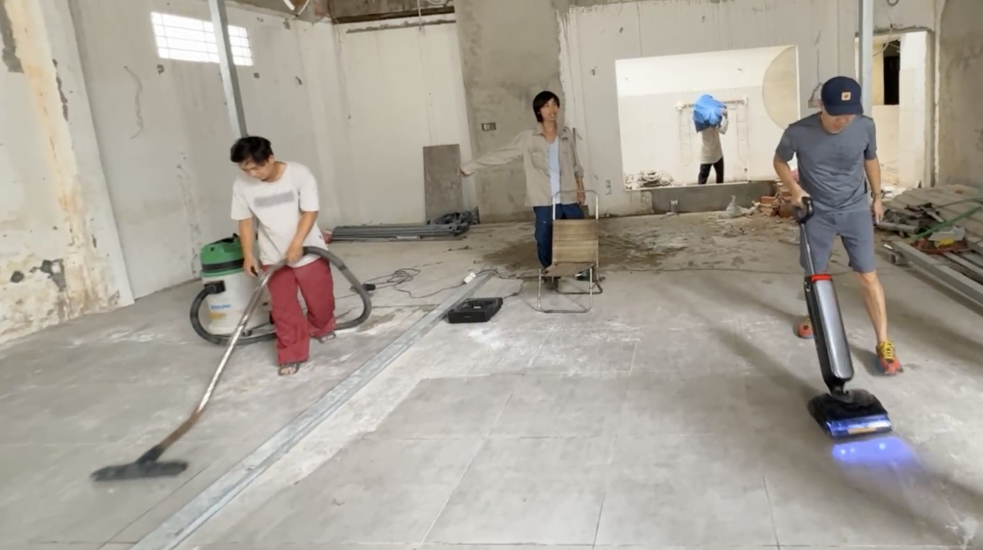 Admin Tinh Tế đem máy lau hút khô ướt ra công trường đấu với máy chuyên dụng: "Kèo" nào thắng?- Ảnh 3. Admin Tinh Tế đem máy lau hút khô ướt ra công trường đấu với máy chuyên dụng: "Kèo" nào thắng?- Ảnh 3.