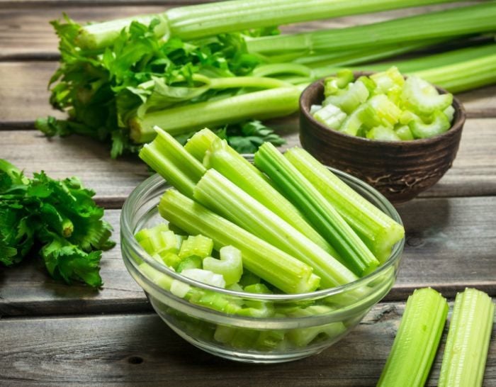 Cần tây đừng chỉ ép nước giảm cân, làm ngay món siêu ngon này để tăng cường sức khỏe "phòng the"- Ảnh 1.