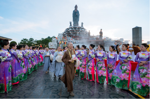 Chủ tịch Ủy ban tổ chức Quốc tế Đại lễ Vesak Liên Hiệp Quốc (ICDV): "Trên đỉnh núi Bà Đen, chúng ta đang được tận hưởng cảnh giới an lạc"- Ảnh 2. Chủ tịch Ủy ban tổ chức Quốc tế Đại lễ Vesak Liên Hiệp Quốc (ICDV): "Trên đỉnh núi Bà Đen, chúng ta đang được tận hưởng cảnh giới an lạc"- Ảnh 2.