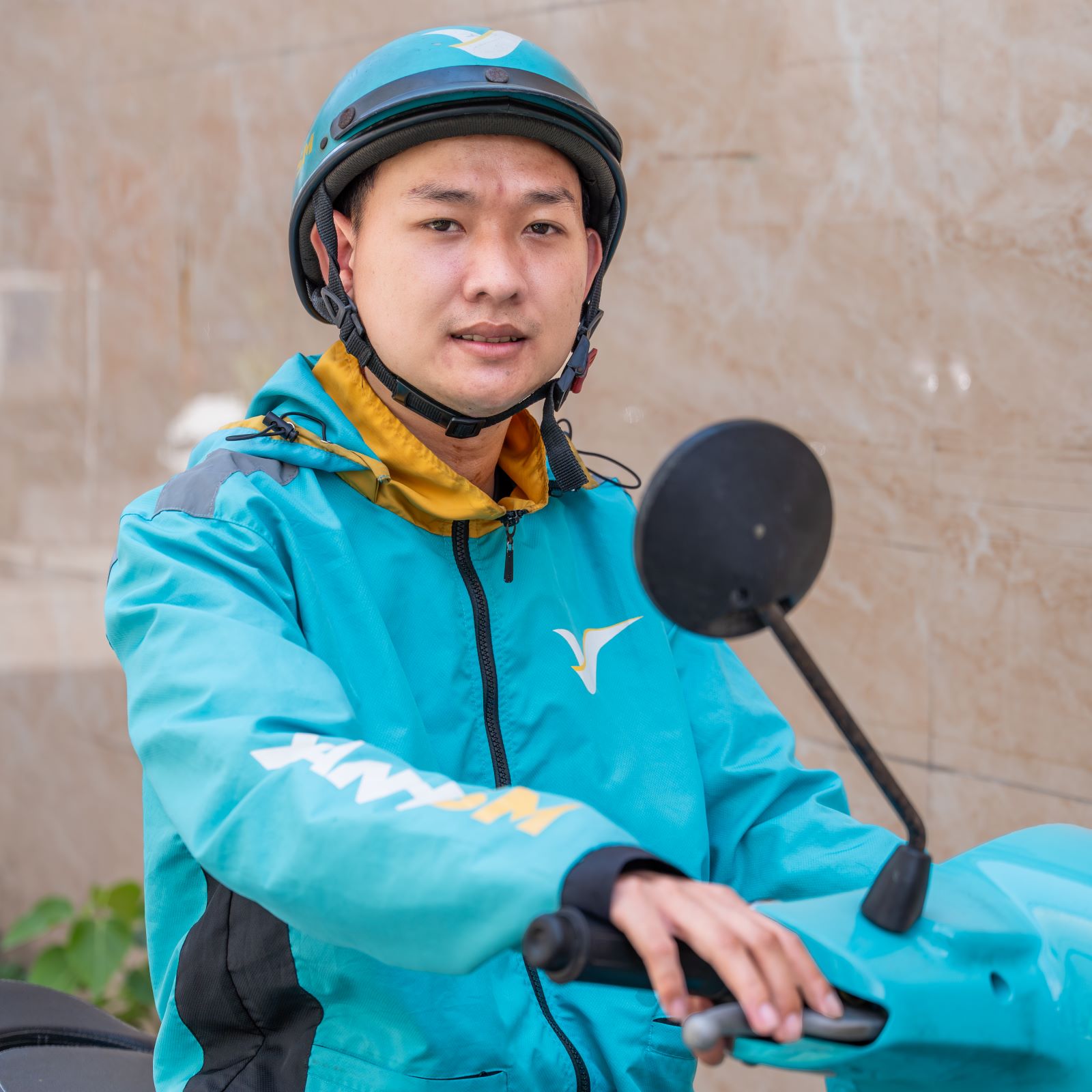 Tài xế Xanh SM Bike trúng ô tô VinFast VF 3: “Cứ làm việc có tâm, điều tuyệt vời sẽ tới”- Ảnh 1. Tài xế Xanh SM Bike trúng ô tô VinFast VF 3: “Cứ làm việc có tâm, điều tuyệt vời sẽ tới”- Ảnh 1.