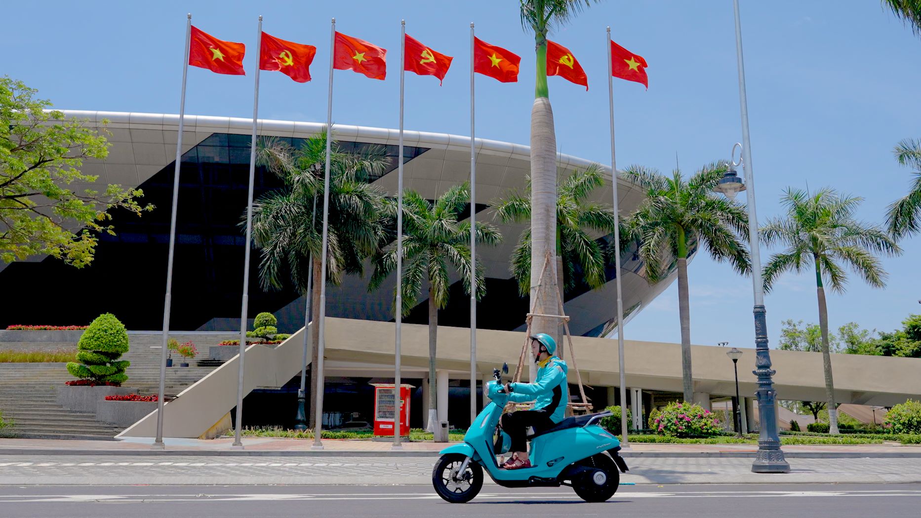 Tài xế Xanh SM Bike trúng ô tô VinFast VF 3: “Cứ làm việc có tâm, điều tuyệt vời sẽ tới”- Ảnh 3. Tài xế Xanh SM Bike trúng ô tô VinFast VF 3: “Cứ làm việc có tâm, điều tuyệt vời sẽ tới”- Ảnh 3.