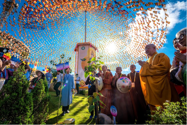 Chủ tịch Ủy ban tổ chức Quốc tế Đại lễ Vesak Liên Hiệp Quốc (ICDV): "Trên đỉnh núi Bà Đen, chúng ta đang được tận hưởng cảnh giới an lạc"- Ảnh 5. Chủ tịch Ủy ban tổ chức Quốc tế Đại lễ Vesak Liên Hiệp Quốc (ICDV): "Trên đỉnh núi Bà Đen, chúng ta đang được tận hưởng cảnh giới an lạc"- Ảnh 5.