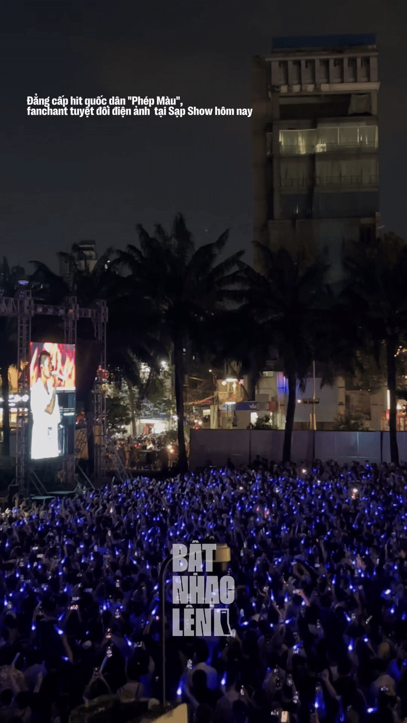 Màn trình diễn “tuyệt đối điện ảnh” của ca khúc indie hot nhất 2025, fan hát vang trời tạo nên khung cảnh đẹp như phim!- Ảnh 2. Màn trình diễn “tuyệt đối điện ảnh” của ca khúc indie hot nhất 2025, fan hát vang trời tạo nên khung cảnh đẹp như phim!- Ảnh 2.