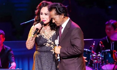 Thanh Tuyền bị Chế Linh bất ngờ ôm hôn: "Tôi mà nhẹ dạ là đời tiêu rồi"- Ảnh 2. Thanh Tuyền bị Chế Linh bất ngờ ôm hôn: "Tôi mà nhẹ dạ là đời tiêu rồi"- Ảnh 2.