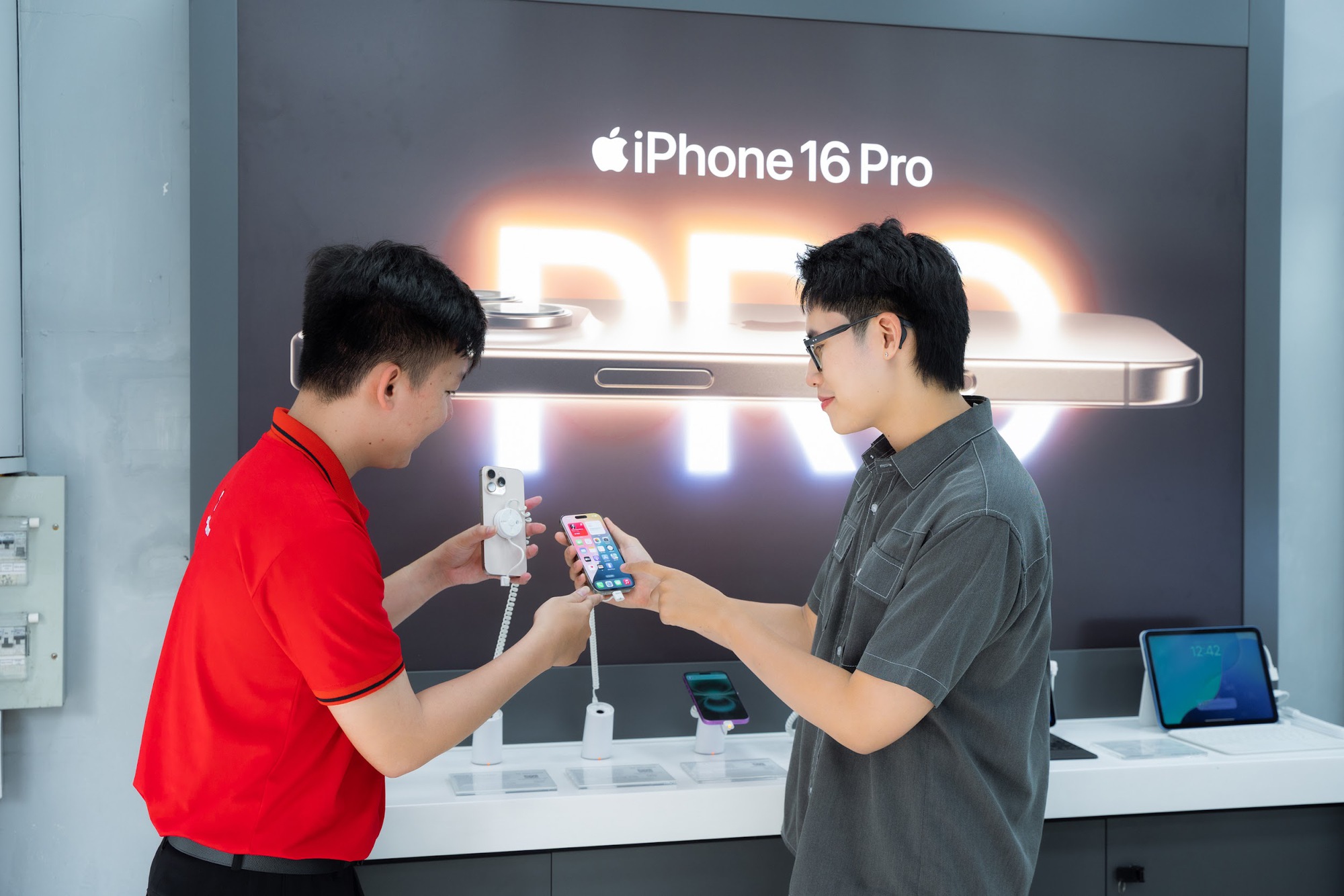 Lên đời iPhone 16 Pro Max nhận trợ giá đến 4 triệu, trả góp dễ dàng- Ảnh 3. Lên đời iPhone 16 Pro Max nhận trợ giá đến 4 triệu, trả góp dễ dàng- Ảnh 3.
