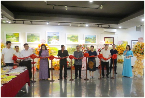 Cắtbăng Khai mạcTriểnlãm (từtrái qua phải): Hs Vũ Ngọc Long, Hs Mai Thị Ngọc Oanh, Hs Lương Xuân Đoàn, Nhàthơ Hải Thanh, Nhàbáo Nguyễn Thị Thanh Vĩnh, Hs Nguyễn Thơm. Cắtbăng Khai mạcTriểnlãm (từtrái qua phải): Hs Vũ Ngọc Long, Hs Mai Thị Ngọc Oanh, Hs Lương Xuân Đoàn, Nhàthơ Hải Thanh, Nhàbáo Nguyễn Thị Thanh Vĩnh, Hs Nguyễn Thơm.