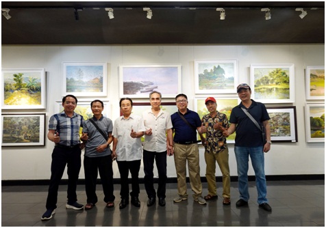Tác giả Dương Sơn cùng anh em tại Triển lãm (từ trái sang phải): Hs Lê Chung, Nhà thơ Ngô Kim Đỉnh, Hs Nguyễn Thơm, Hs Vũ Ngọc Long, Hs Đỗ Ngọc Dũng và Hs Nguyễn Công Tước. Tác giả Dương Sơn cùng anh em tại Triển lãm (từ trái sang phải): Hs Lê Chung, Nhà thơ Ngô Kim Đỉnh, Hs Nguyễn Thơm, Hs Vũ Ngọc Long, Hs Đỗ Ngọc Dũng và Hs Nguyễn Công Tước.